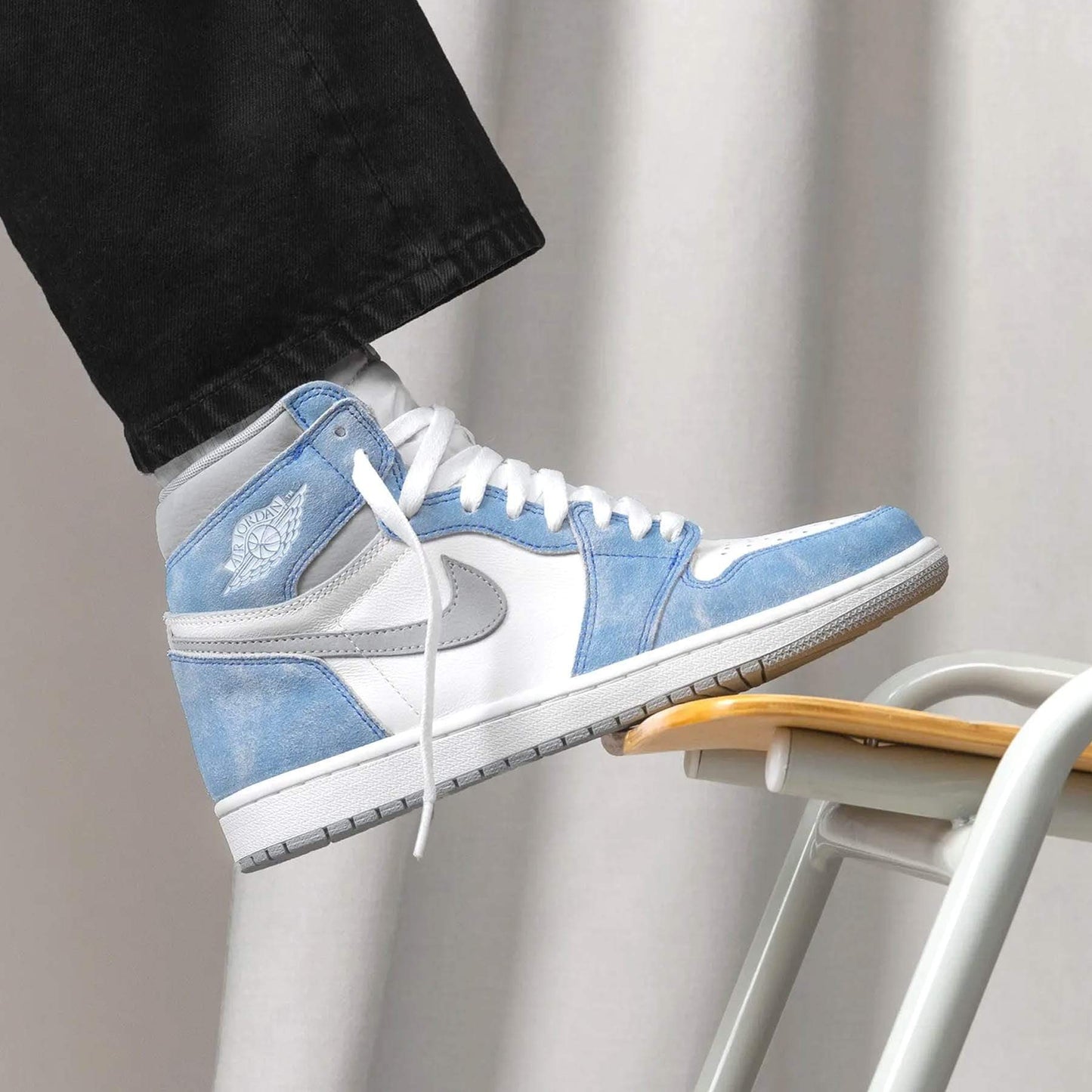 Air Jordan 1 Retro High OG 'Hyper Royal' Smoke Grey